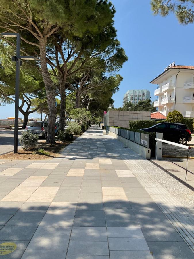 Beach Front Apartment Sabbiadoro Линяно Сабиадоро Екстериор снимка