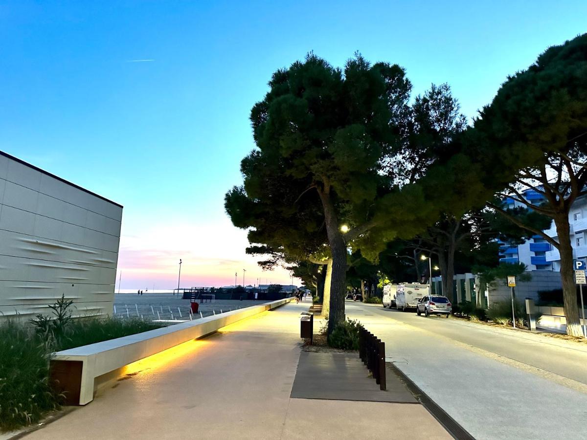 Beach Front Apartment Sabbiadoro Линяно Сабиадоро Екстериор снимка