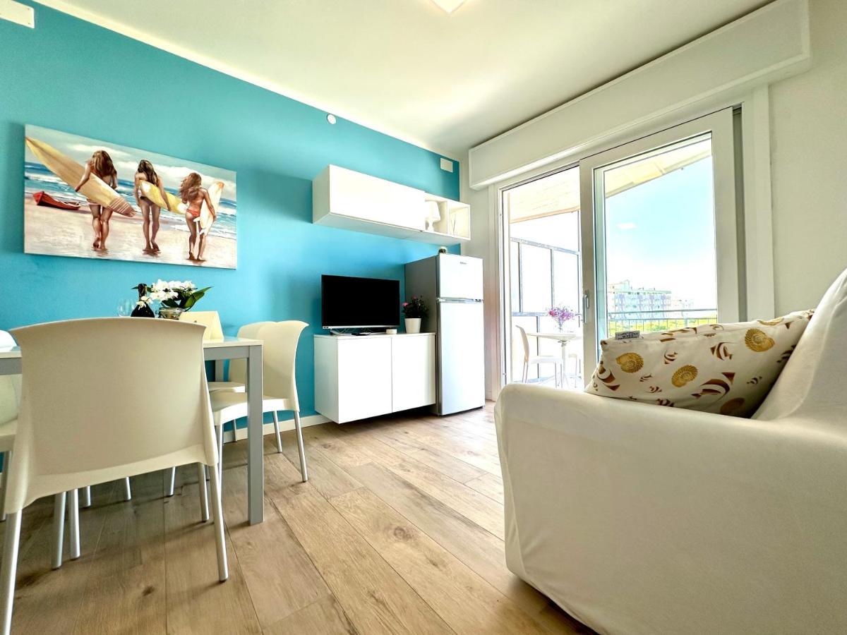 Beach Front Apartment Sabbiadoro Линяно Сабиадоро Екстериор снимка