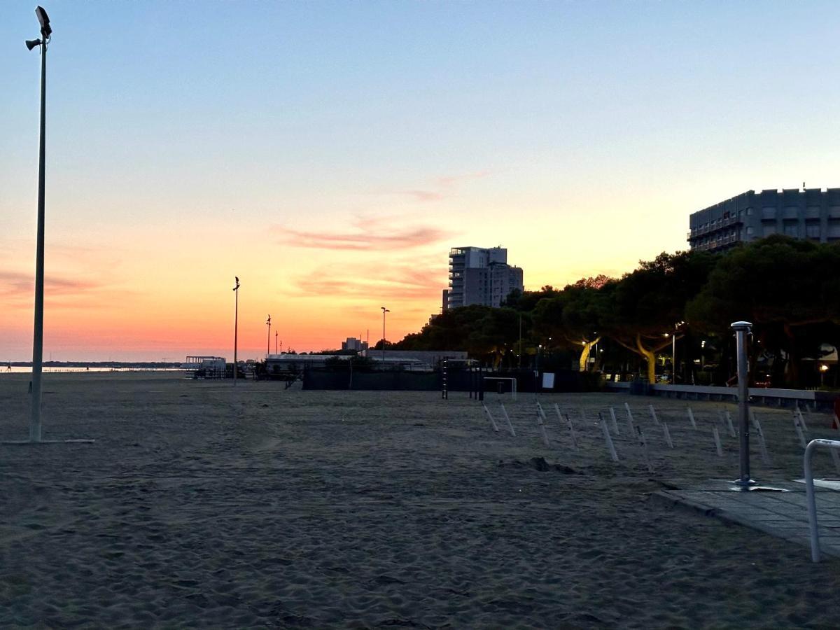 Beach Front Apartment Sabbiadoro Линяно Сабиадоро Екстериор снимка