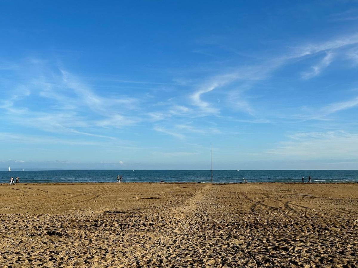 Beach Front Apartment Sabbiadoro Линяно Сабиадоро Екстериор снимка
